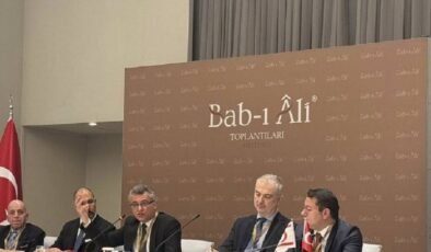 Erhürman Bab-ı Âli Toplantıları’nda konuştu: Siyasi eşitlik olmazsa çözüm de olmaz