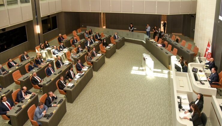 Meclis 8 saat sonra toplandı